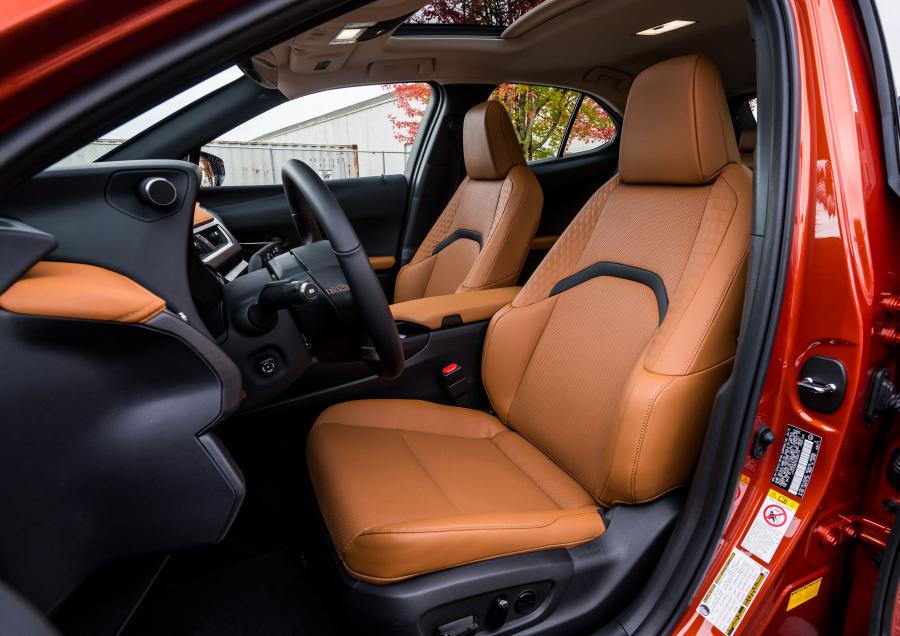 Интерьер Lexus UX250h F-Sport 2018 года  (NA) (фото 11 из 40)